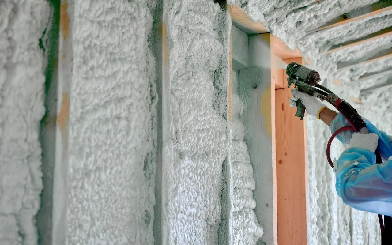 worker-spraying-polyurethane-foam-for-insulating